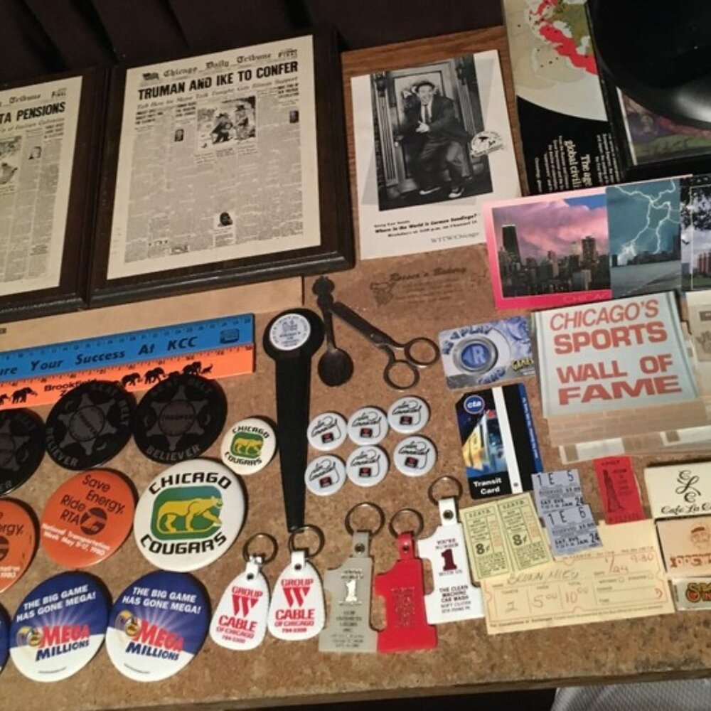 LOT OF CHICAGO ILLINOIS STATE ADVERTISING SOUVENIR MEGA MILLIONS LOTTERY BUTTONS